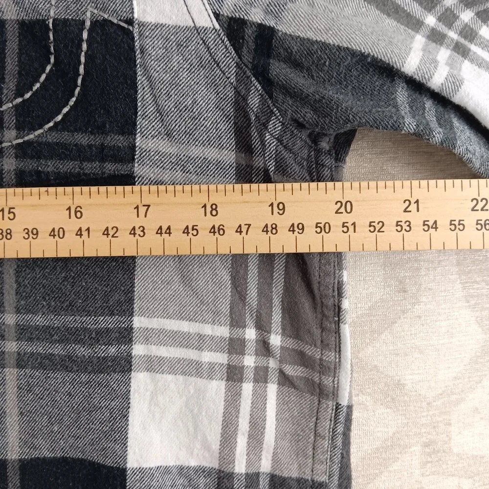 True Religion Shirt Mens Medium Black Gray Plaid Button Up‎ Long Sleeve